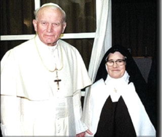 Saint Jean-Paul II et Soeur Lucie Dos Santos en 1991