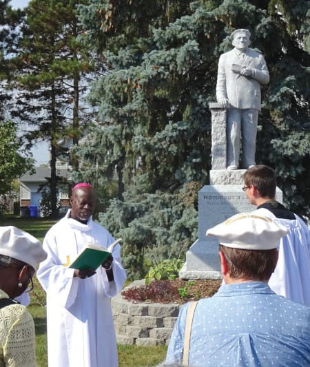 Mgr Mathieu Madega  bénissant le monument de Louis Even