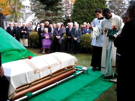 L’abbé Savadogo bénit la tombe de Réjean Lefebvre