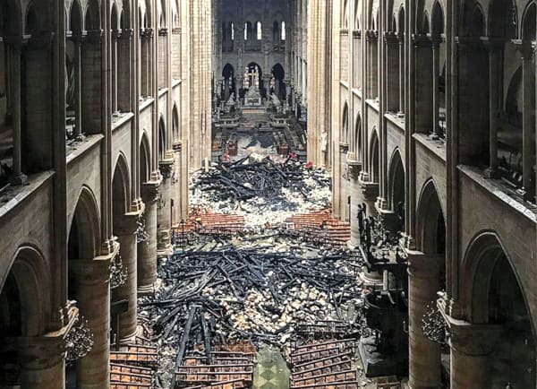 Intérieur de la cathédrale Notre-Dame de Paris après l'incendie