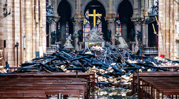 Intérieur de la cathédrale Notre-Dame de Paris après l'incendie - Pieta