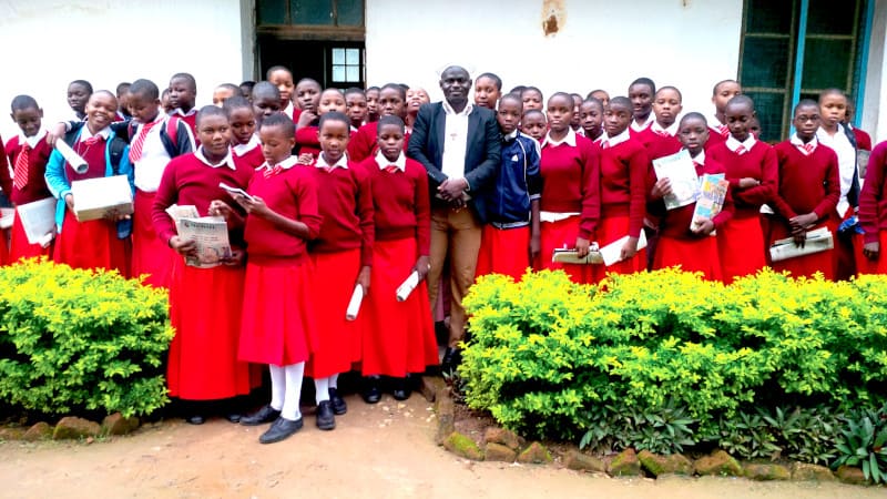 Assemblée collège de filles au diocèse de Maheng