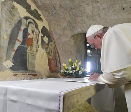 François signe sa lettre apostolique à Greccio