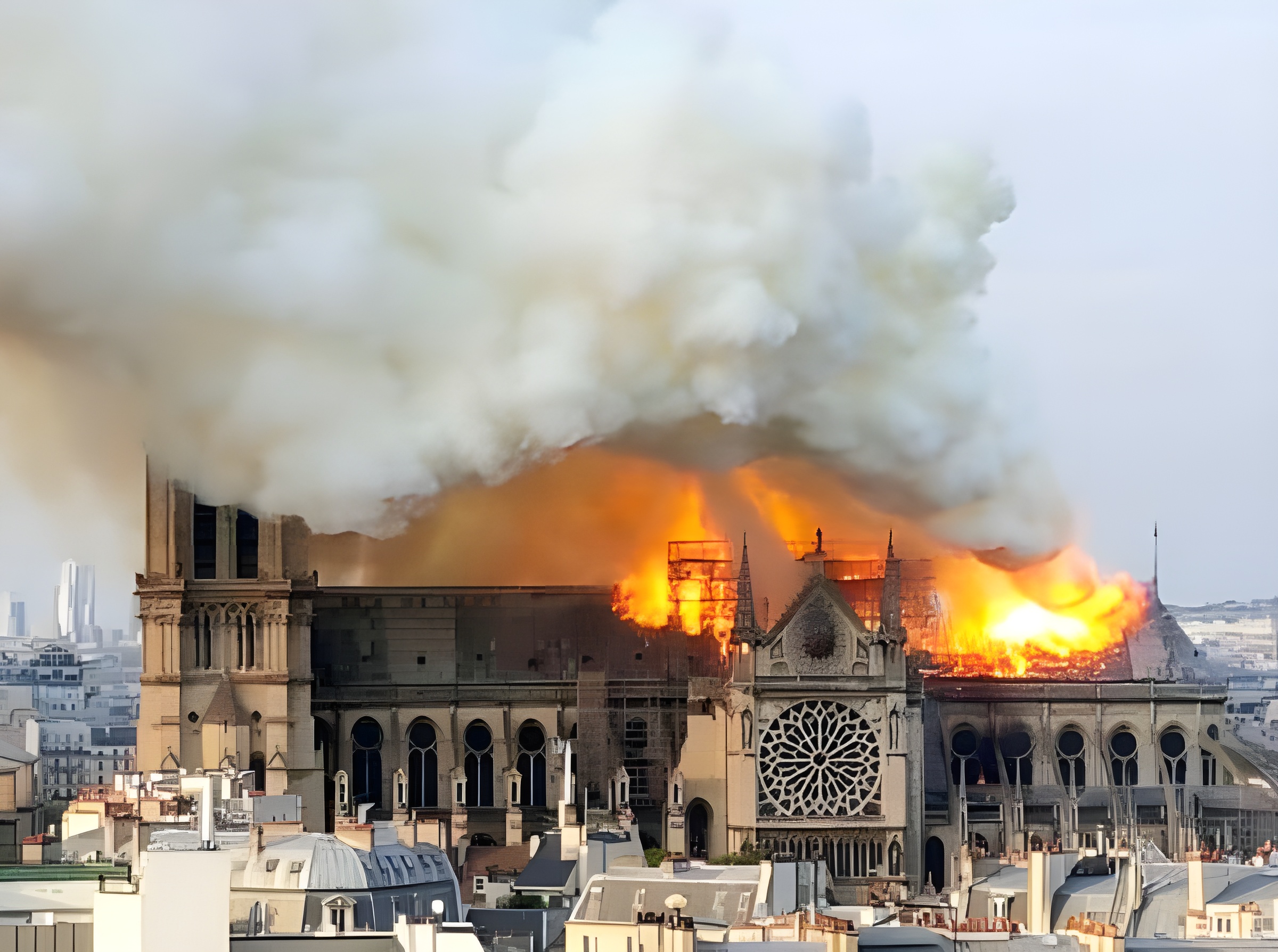 Intérieur de la cathédrale Notre-Dame de Paris après l'incendie